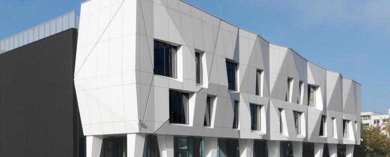 Dzielnicowe Centrum Kultury na Ursynowie z systemem oddymiania D+H