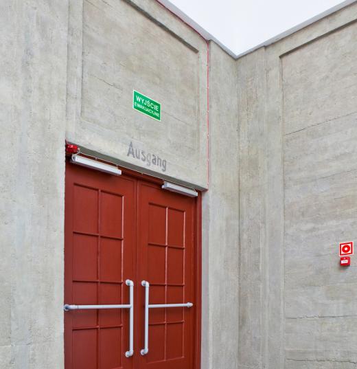 Drzwi wyposażone w napędy drzwiowe Drzwi wyposażone w napędy drzwiowe