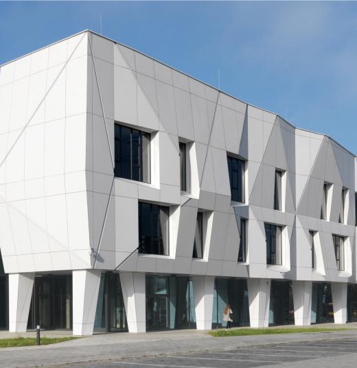 Dzielnicowe Centrum Kultury na Ursynowie z systemem oddymiania D+H